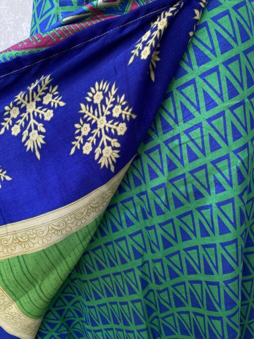 Vintage sari wikkelrok uit India, die aan twee kanten te dragen is. Dubbelzijdig dus! Gemaakt van tweedehands sari's dus elke rok is uniek. Past met maten XS-XXL. Upcycled en recycled fashion uit India.