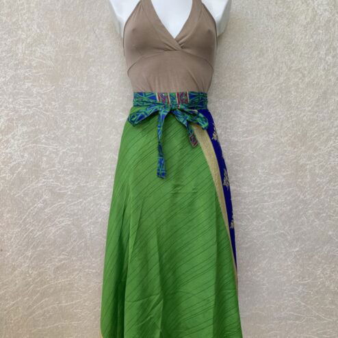 Vintage sari wikkelrok uit India, die aan twee kanten te dragen is. Dubbelzijdig dus! Gemaakt van tweedehands sari's dus elke rok is uniek. Past met maten XS-XXL. Upcycled en recycled fashion uit India.