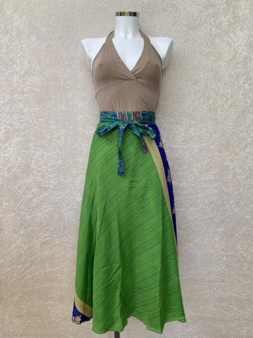 Vintage sari wikkelrok uit India, die aan twee kanten te dragen is. Dubbelzijdig dus! Gemaakt van tweedehands sari's dus elke rok is uniek. Past met maten XS-XXL. Upcycled en recycled fashion uit India.