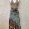 Vintage sari wikkelrok uit India, die aan twee kanten te dragen is. Dubbelzijdig dus! Gemaakt van tweedehands sari's dus elke rok is uniek. Past met maten XS-XXL. Upcycled en recycled fashion uit India.