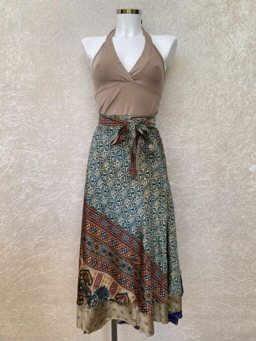 Vintage sari wikkelrok uit India, die aan twee kanten te dragen is. Dubbelzijdig dus! Gemaakt van tweedehands sari's dus elke rok is uniek. Past met maten XS-XXL. Upcycled en recycled fashion uit India.