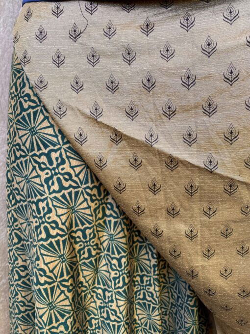 Vintage sari wikkelrok uit India, die aan twee kanten te dragen is. Dubbelzijdig dus! Gemaakt van tweedehands sari's dus elke rok is uniek. Past met maten XS-XXL. Upcycled en recycled fashion uit India.