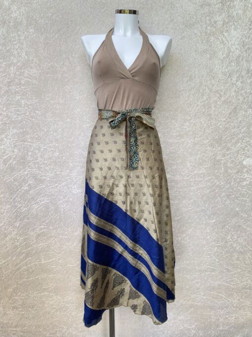 Vintage sari wikkelrok uit India, die aan twee kanten te dragen is. Dubbelzijdig dus! Gemaakt van tweedehands sari's dus elke rok is uniek. Past met maten XS-XXL. Upcycled en recycled fashion uit India.