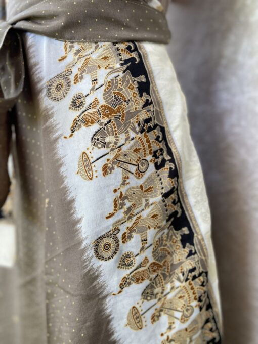 Vintage sari wikkelrok uit India, die aan twee kanten te dragen is. Dubbelzijdig dus! Gemaakt van tweedehands sari's dus elke rok is uniek. Past met maten XS-XXL. Upcycled en recycled fashion uit India.