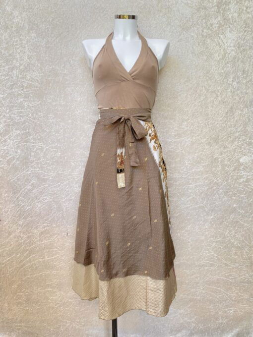 Vintage sari wikkelrok uit India, die aan twee kanten te dragen is. Dubbelzijdig dus! Gemaakt van tweedehands sari's dus elke rok is uniek. Past met maten XS-XXL. Upcycled en recycled fashion uit India.