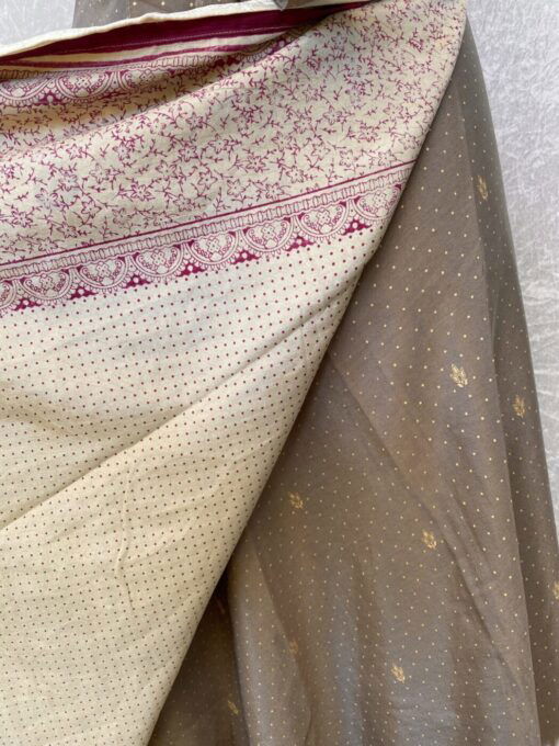Vintage sari wikkelrok uit India, die aan twee kanten te dragen is. Dubbelzijdig dus! Gemaakt van tweedehands sari's dus elke rok is uniek. Past met maten XS-XXL. Upcycled en recycled fashion uit India.
