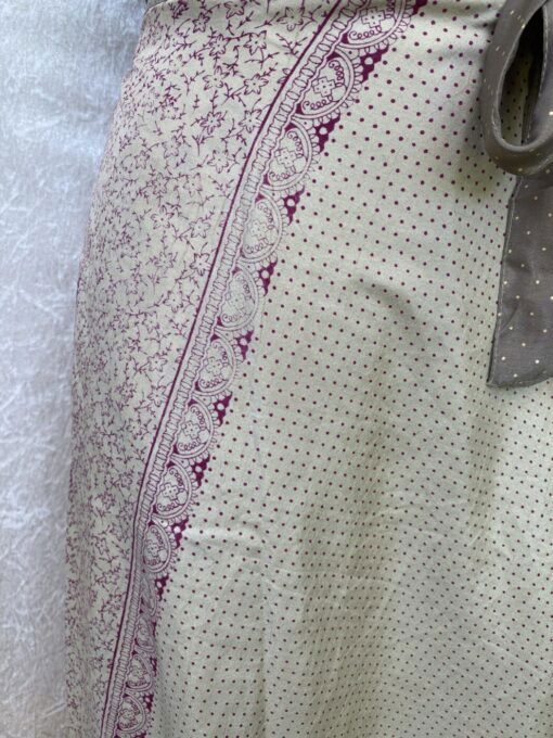 Vintage sari wikkelrok uit India, die aan twee kanten te dragen is. Dubbelzijdig dus! Gemaakt van tweedehands sari's dus elke rok is uniek. Past met maten XS-XXL. Upcycled en recycled fashion uit India.