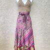 Vintage sari wikkelrok uit India, die aan twee kanten te dragen is. Dubbelzijdig dus! Gemaakt van tweedehands sari's dus elke rok is uniek. Past met maten XS-XXL. Upcycled en recycled fashion uit India.
