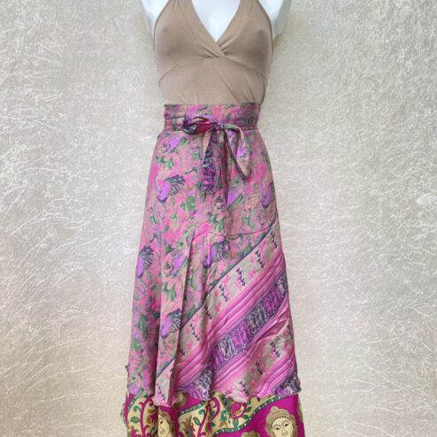 Vintage sari wikkelrok uit India, die aan twee kanten te dragen is. Dubbelzijdig dus! Gemaakt van tweedehands sari's dus elke rok is uniek. Past met maten XS-XXL. Upcycled en recycled fashion uit India.