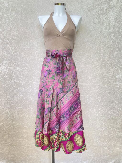 Vintage sari wikkelrok uit India, die aan twee kanten te dragen is. Dubbelzijdig dus! Gemaakt van tweedehands sari's dus elke rok is uniek. Past met maten XS-XXL. Upcycled en recycled fashion uit India.