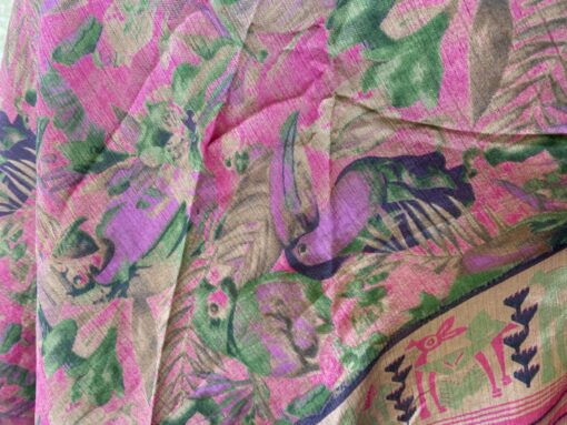 Vintage sari wikkelrok uit India, die aan twee kanten te dragen is. Dubbelzijdig dus! Gemaakt van tweedehands sari's dus elke rok is uniek. Past met maten XS-XXL. Upcycled en recycled fashion uit India.