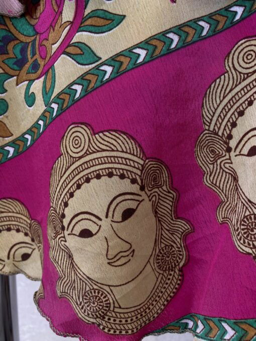 Vintage sari wikkelrok uit India, die aan twee kanten te dragen is. Dubbelzijdig dus! Gemaakt van tweedehands sari's dus elke rok is uniek. Past met maten XS-XXL. Upcycled en recycled fashion uit India.