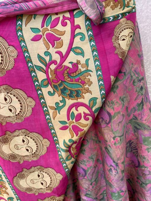 Vintage sari wikkelrok uit India, die aan twee kanten te dragen is. Dubbelzijdig dus! Gemaakt van tweedehands sari's dus elke rok is uniek. Past met maten XS-XXL. Upcycled en recycled fashion uit India.