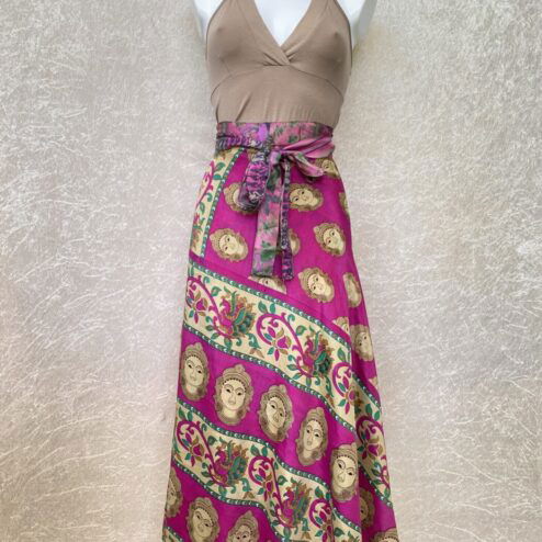 Vintage sari wikkelrok uit India, die aan twee kanten te dragen is. Dubbelzijdig dus! Gemaakt van tweedehands sari's dus elke rok is uniek. Past met maten XS-XXL. Upcycled en recycled fashion uit India.