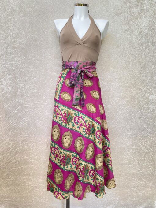 Vintage sari wikkelrok uit India, die aan twee kanten te dragen is. Dubbelzijdig dus! Gemaakt van tweedehands sari's dus elke rok is uniek. Past met maten XS-XXL. Upcycled en recycled fashion uit India.