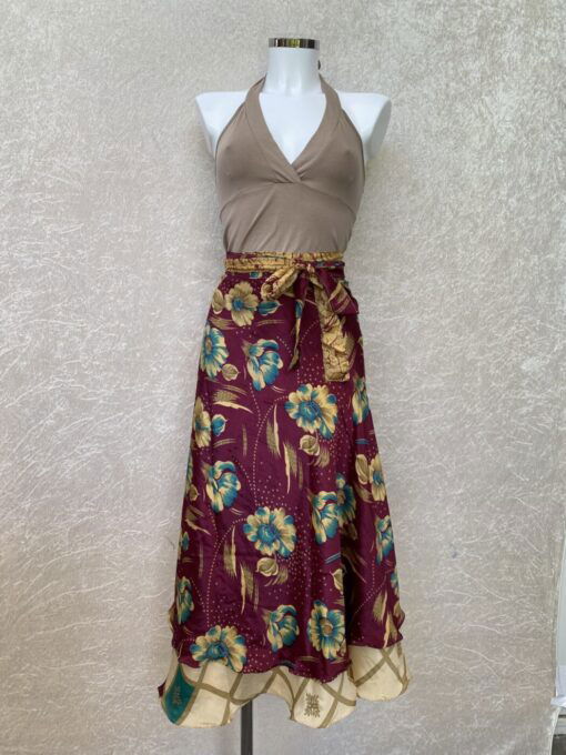 Vintage sari wikkelrok uit India, die aan twee kanten te dragen is. Dubbelzijdig dus! Gemaakt van tweedehands sari's dus elke rok is uniek. Past met maten XS-XXL. Upcycled en recycled fashion uit India.