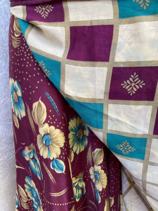 Vintage sari wikkelrok uit India, die aan twee kanten te dragen is. Dubbelzijdig dus! Gemaakt van tweedehands sari's dus elke rok is uniek. Past met maten XS-XXL. Upcycled en recycled fashion uit India.
