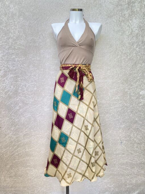Vintage sari wikkelrok uit India, die aan twee kanten te dragen is. Dubbelzijdig dus! Gemaakt van tweedehands sari's dus elke rok is uniek. Past met maten XS-XXL. Upcycled en recycled fashion uit India.