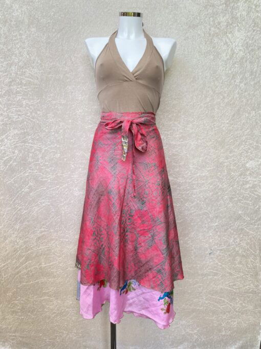 Vintage sari wikkelrok uit India, die aan twee kanten te dragen is. Dubbelzijdig dus! Gemaakt van tweedehands sari's dus elke rok is uniek. Past met maten XS-XXL. Upcycled en recycled fashion uit India.