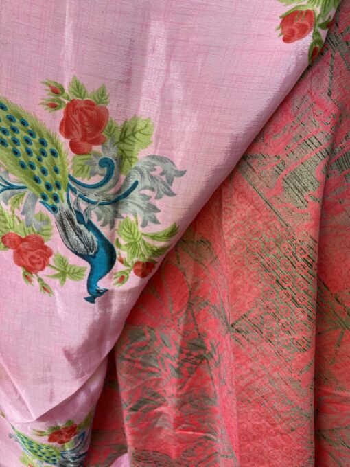 Vintage sari wikkelrok uit India, die aan twee kanten te dragen is. Dubbelzijdig dus! Gemaakt van tweedehands sari's dus elke rok is uniek. Past met maten XS-XXL. Upcycled en recycled fashion uit India.