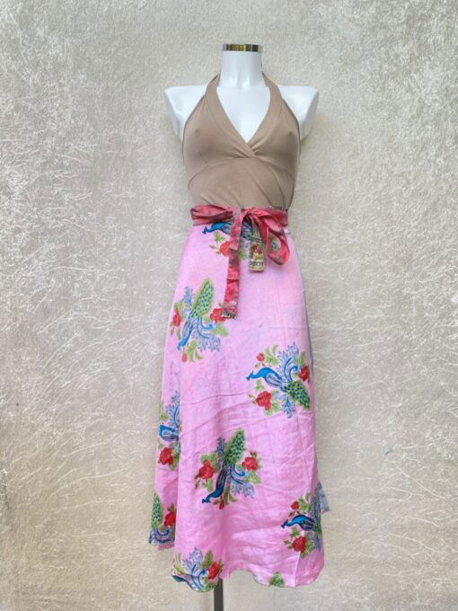 Vintage sari wikkelrok uit India, die aan twee kanten te dragen is. Dubbelzijdig dus! Gemaakt van tweedehands sari's dus elke rok is uniek. Past met maten XS-XXL. Upcycled en recycled fashion uit India.