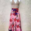 Vintage sari wikkelrok uit India, die aan twee kanten te dragen is. Dubbelzijdig dus! Gemaakt van tweedehands sari's dus elke rok is uniek. Past met maten XS-XXL. Upcycled en recycled fashion uit India.