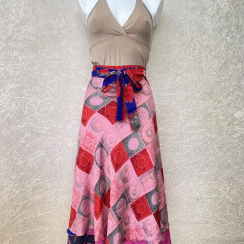 Vintage sari wikkelrok uit India, die aan twee kanten te dragen is. Dubbelzijdig dus! Gemaakt van tweedehands sari's dus elke rok is uniek. Past met maten XS-XXL. Upcycled en recycled fashion uit India.