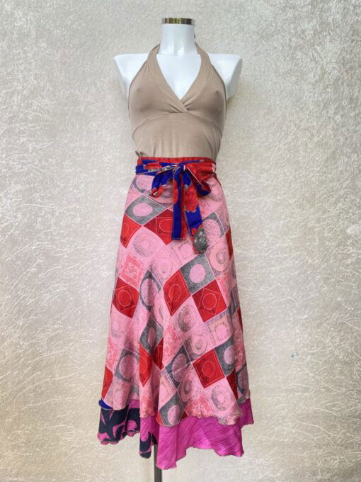 Vintage sari wikkelrok uit India, die aan twee kanten te dragen is. Dubbelzijdig dus! Gemaakt van tweedehands sari's dus elke rok is uniek. Past met maten XS-XXL. Upcycled en recycled fashion uit India.