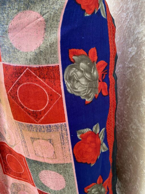 Vintage sari wikkelrok uit India, die aan twee kanten te dragen is. Dubbelzijdig dus! Gemaakt van tweedehands sari's dus elke rok is uniek. Past met maten XS-XXL. Upcycled en recycled fashion uit India.