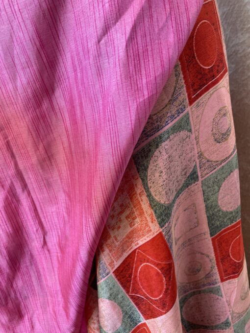 Vintage sari wikkelrok uit India, die aan twee kanten te dragen is. Dubbelzijdig dus! Gemaakt van tweedehands sari's dus elke rok is uniek. Past met maten XS-XXL. Upcycled en recycled fashion uit India.