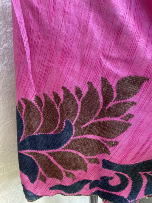 Vintage sari wikkelrok uit India, die aan twee kanten te dragen is. Dubbelzijdig dus! Gemaakt van tweedehands sari's dus elke rok is uniek. Past met maten XS-XXL. Upcycled en recycled fashion uit India.