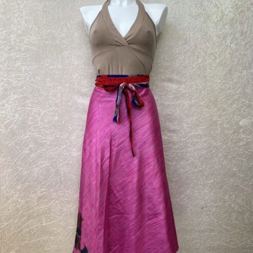 Vintage sari wikkelrok uit India, die aan twee kanten te dragen is. Dubbelzijdig dus! Gemaakt van tweedehands sari's dus elke rok is uniek. Past met maten XS-XXL. Upcycled en recycled fashion uit India.