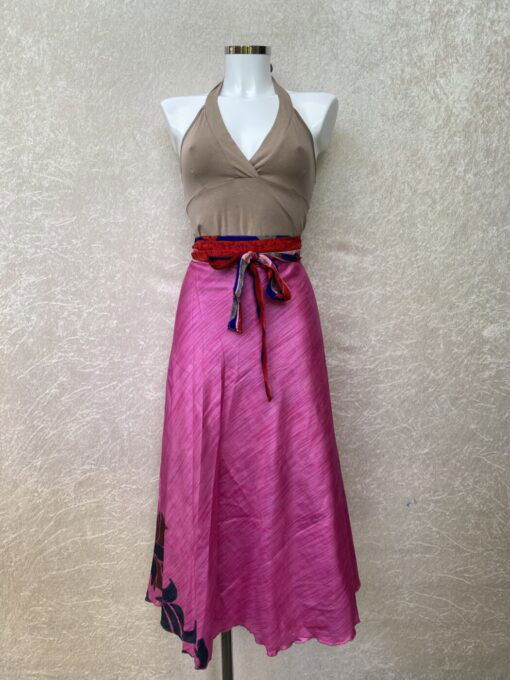 Vintage sari wikkelrok uit India, die aan twee kanten te dragen is. Dubbelzijdig dus! Gemaakt van tweedehands sari's dus elke rok is uniek. Past met maten XS-XXL. Upcycled en recycled fashion uit India.