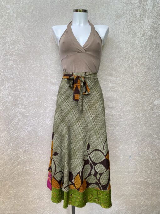 Vintage sari wikkelrok uit India, die aan twee kanten te dragen is. Dubbelzijdig dus! Gemaakt van tweedehands sari's dus elke rok is uniek. Past met maten XS-XXL. Upcycled en recycled fashion uit India.