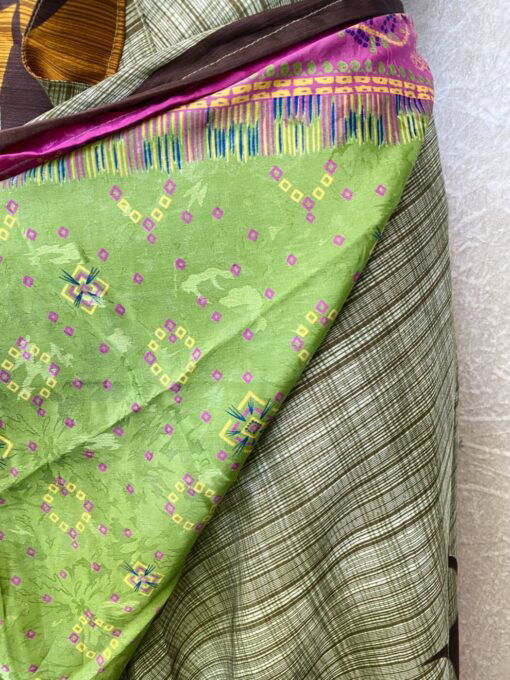 Vintage sari wikkelrok uit India, die aan twee kanten te dragen is. Dubbelzijdig dus! Gemaakt van tweedehands sari's dus elke rok is uniek. Past met maten XS-XXL. Upcycled en recycled fashion uit India.