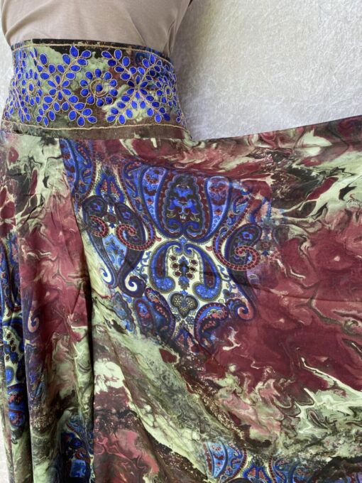 Broekrok van heerlijk soepel vallende stof, zacht elastiek in de taille en een mooi geboorduurde voorkant. Prachtige geprinte saristof uit India. Deze broekrok past maat S tot en met XL