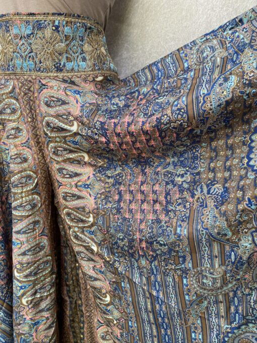 Broekrok van heerlijk soepel vallende stof, zacht elastiek in de taille en een mooi geboorduurde voorkant. Prachtige geprinte saristof uit India. Deze broekrok past maat S tot en met XL
