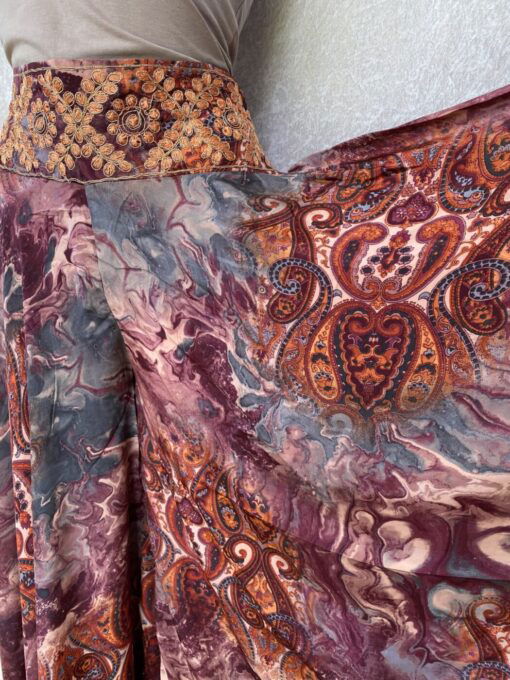 Broekrok van heerlijk soepel vallende stof, zacht elastiek in de taille en een mooi geboorduurde voorkant. Prachtige geprinte saristof uit India. Deze broekrok past maat S tot en met XL
