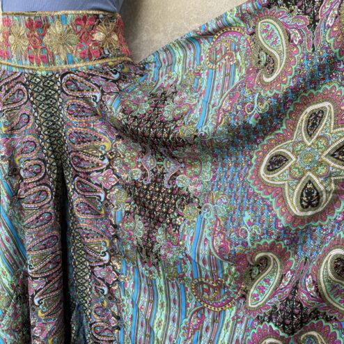 Broekrok van heerlijk soepel vallende stof, zacht elastiek in de taille en een mooi geboorduurde voorkant. Prachtige geprinte saristof uit India. Deze broekrok past maat S tot en met XL