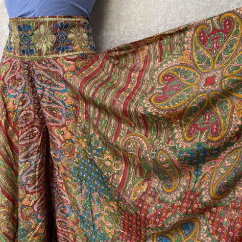 Broekrok van heerlijk soepel vallende stof, zacht elastiek in de taille. Prachtige geprinte saristof uit India. Deze broekrok past maat S tot en met XL