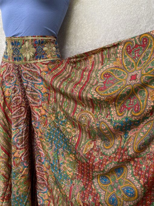 Broekrok van heerlijk soepel vallende stof, zacht elastiek in de taille. Prachtige geprinte saristof uit India. Deze broekrok past maat S tot en met XL