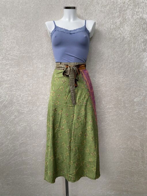 Vintage sari wikkelrok uit India, die aan twee kanten te dragen is. Dubbelzijdig dus! Gemaakt van tweedehands sari's dus elke rok is uniek. Past met maten XS-XXL. Upcycled en recycled fashion uit India.