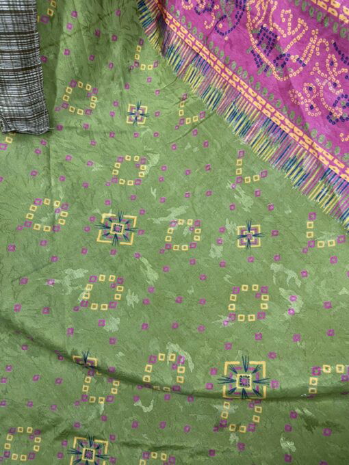 Vintage sari wikkelrok uit India, die aan twee kanten te dragen is. Dubbelzijdig dus! Gemaakt van tweedehands sari's dus elke rok is uniek. Past met maten XS-XXL. Upcycled en recycled fashion uit India.