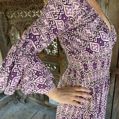 Schitterende lange zomerjurk, gemaakt van blockprint stof die geheel met de hand gestempeld is in India. Superacht elastiek net onder de borst voor een mooie snit. Honderd procent katoen en past maat XS-XXL tot en met Cupmaat G
