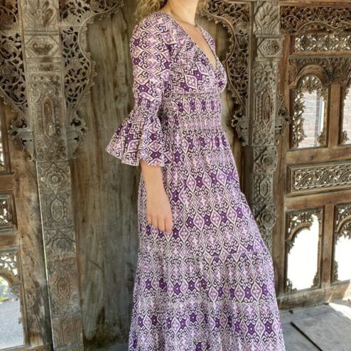 Schitterende driekwart lange zomerjurk, gemaakt van katoenen blockprint stof die geheel met de hand gestempeld is in India. Superzacht elastiek net onder de borst voor een mooie snit. Honderd procent katoen en past maat XS-XXL Dit model gaat tot en met Cupmaat C