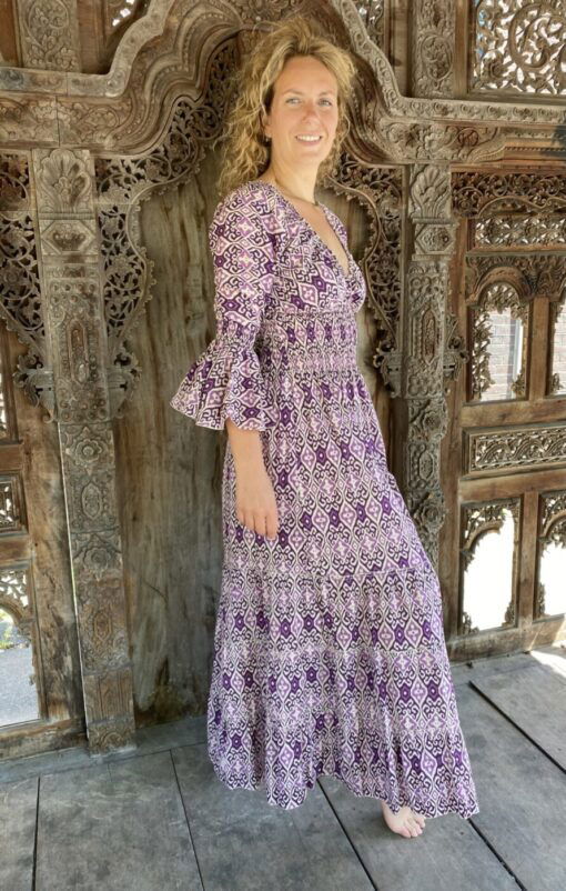 Schitterende driekwart lange zomerjurk, gemaakt van katoenen blockprint stof die geheel met de hand gestempeld is in India. Superzacht elastiek net onder de borst voor een mooie snit. Honderd procent katoen en past maat XS-XXL Dit model gaat tot en met Cupmaat C