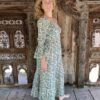 Schitterende lange zomerjurk, gemaakt van blockprint stof die geheel met de hand gestempeld is in India. Superacht elastiek net onder de borst voor een mooie snit. Honderd procent katoen en past maat XS-XXL tot en met Cupmaat G