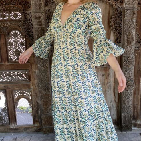 Schitterende lange zomerjurk, gemaakt van blockprint stof die geheel met de hand gestempeld is in India. Superacht elastiek net onder de borst voor een mooie snit. Honderd procent katoen en past maat XS-XXL tot en met Cupmaat G