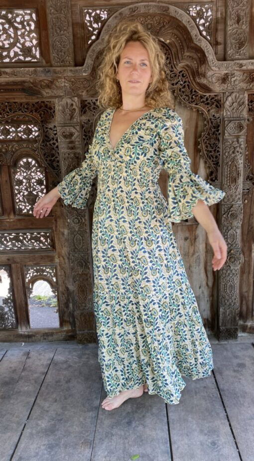 Schitterende lange zomerjurk, gemaakt van blockprint stof die geheel met de hand gestempeld is in India. Superacht elastiek net onder de borst voor een mooie snit. Honderd procent katoen en past maat XS-XXL tot en met Cupmaat G