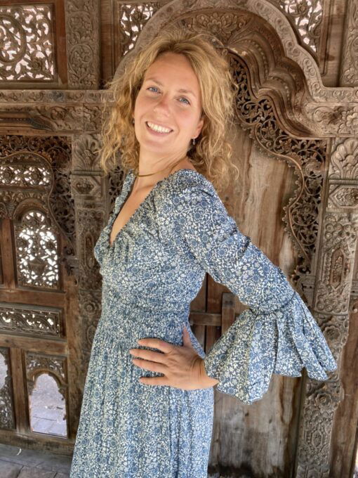 Schitterende lange zomerjurk, gemaakt van blockprint stof die geheel met de hand gestempeld is in India. Superacht elastiek net onder de borst voor een mooie snit. Honderd procent katoen en past maat XS-XXL tot en met Cupmaat G